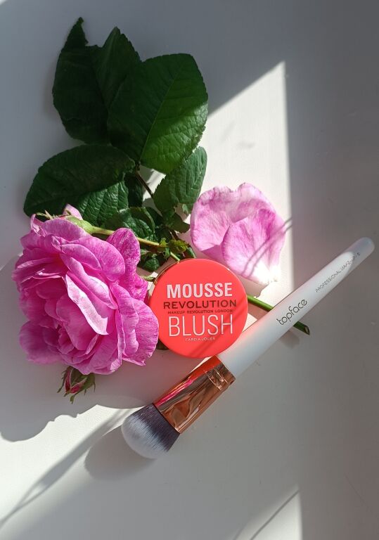 Кремові рум'яна Makeup Revolution Mousse Blush у відтінку Grapefruit Coral