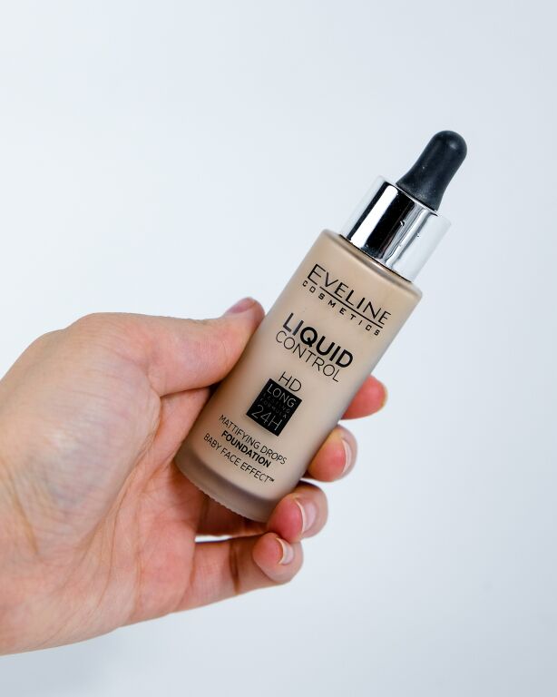 Вже класика: Eveline Liquid Control HD Mattifying Drops Foundation