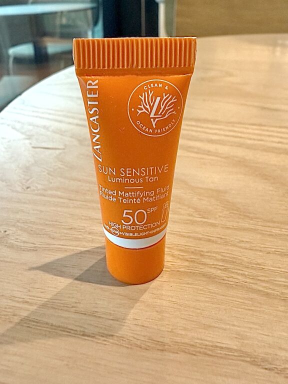 Sun Sensitive Tinted Mattifying Fluid SPF50 від Lancaster