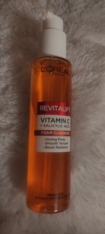 Пінка з вітаміном С для очищення шкіри обличчя L'Oreal Paris Revitalift Vitamin C Cleanser