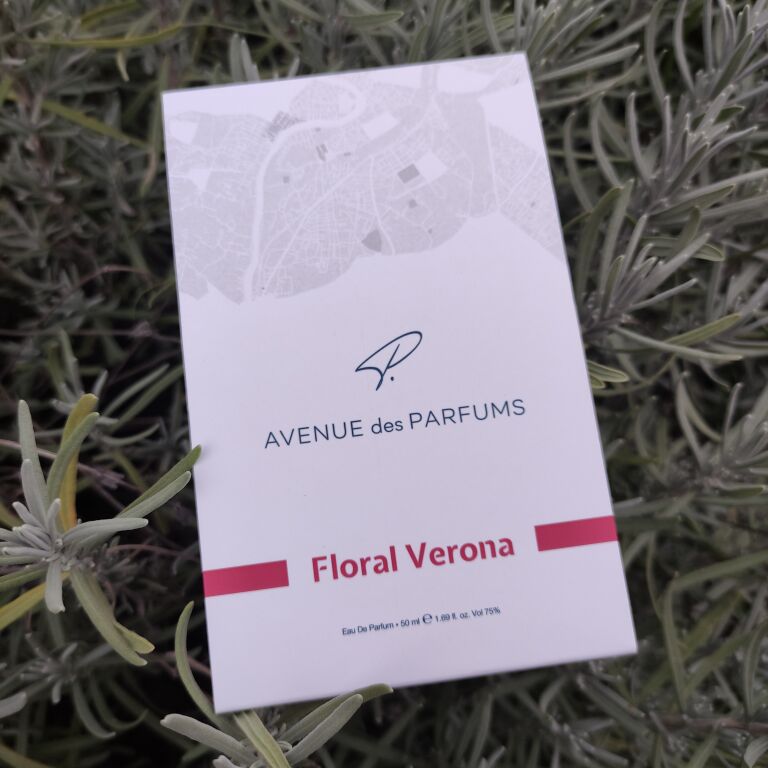 Floral Verona - оксамитова троянда. Аромат серйозний.