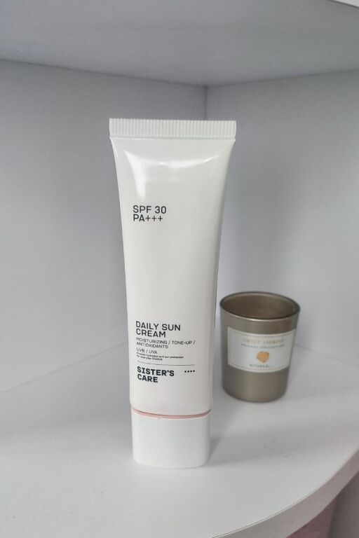 Захистіть свою шкіру з Sister's Aroma Daily Sun Cream SPF 30 PA+++.