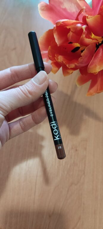 Придбала олівчик у відтінку 21Е Kodi Professional Eyeliner Pencil Олівець для очей