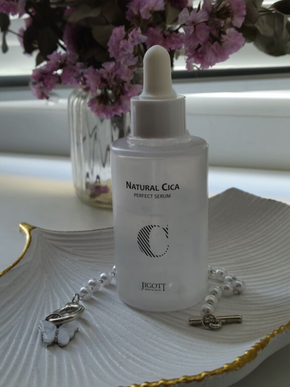 Захист та зволоження від Jigott Natural Cica Perfect Serum