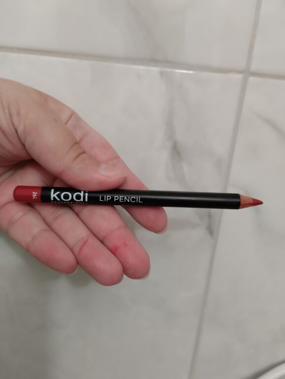 Kodi Professional Lip Pencil той самий універсальний якісний олівець для губ, що буде тримати помаду