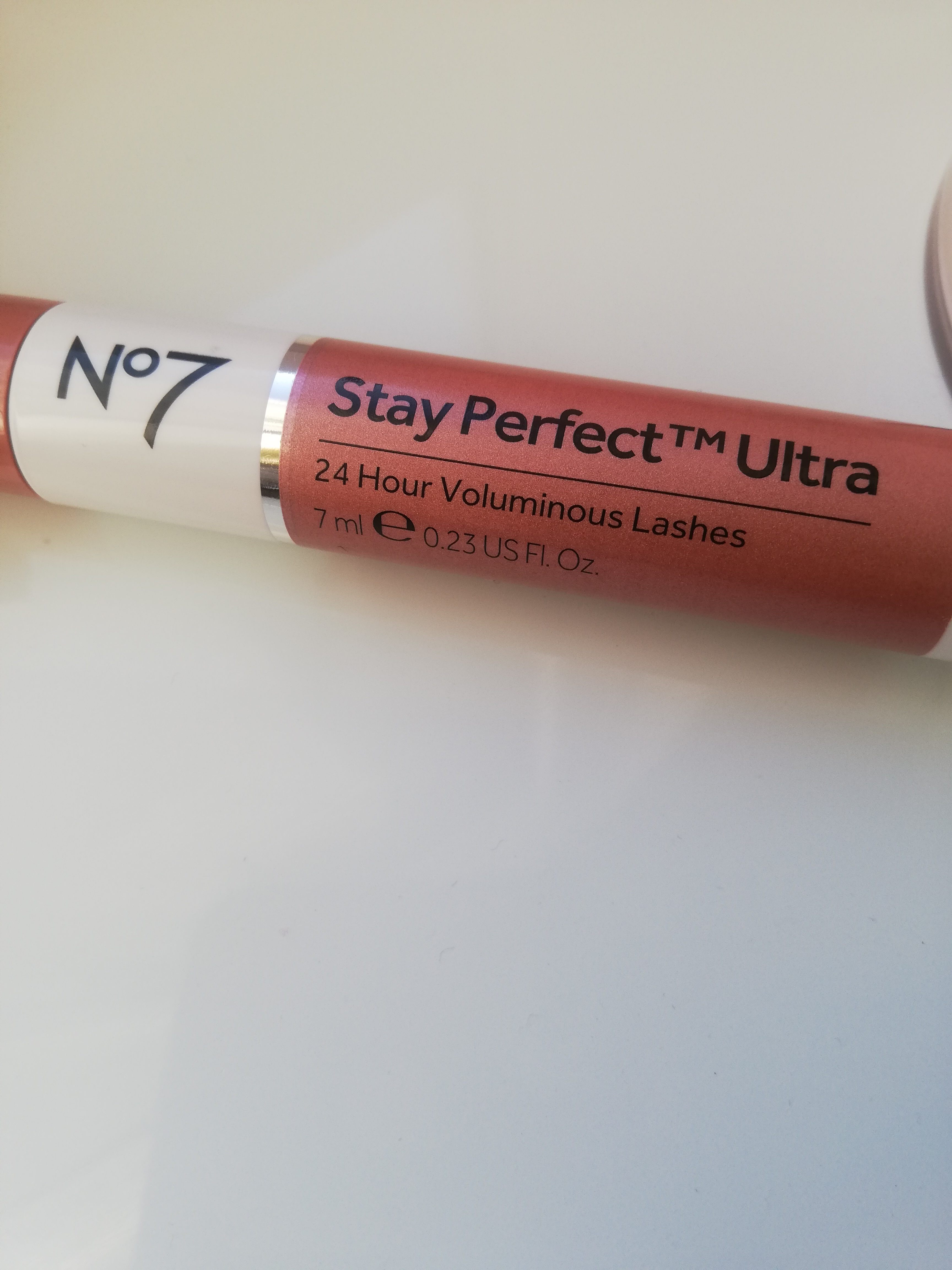 No 7 brown mascara, finishing loose powder