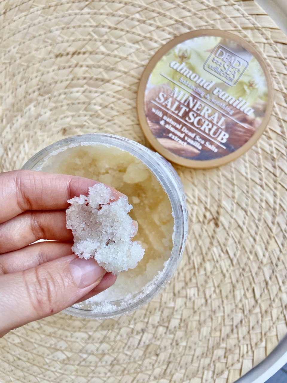 Скраб для тіла Dead Sea Collection Almond Vanilla Mineral Salt Scrub