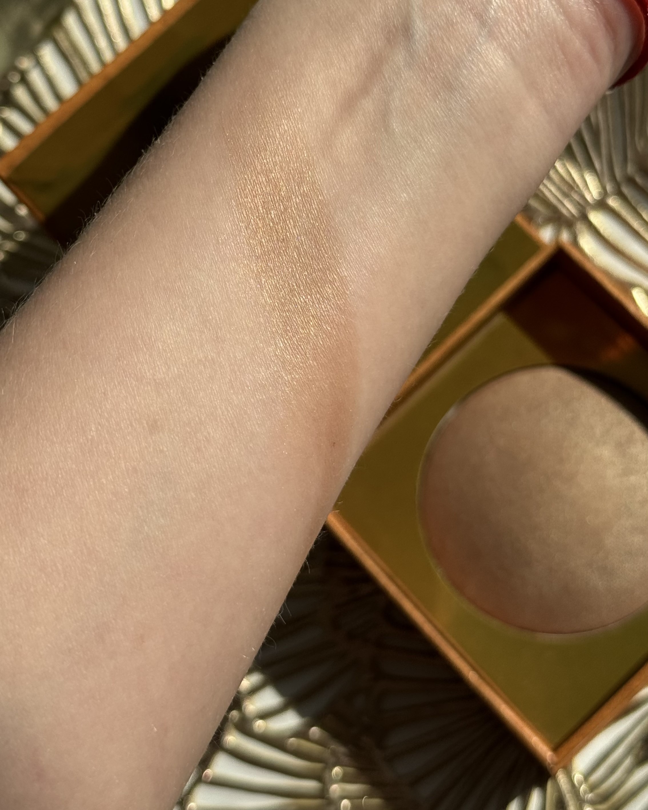 Якщо ви в пошуках гідного бронзера, то Pierre Rene Shimmering Bronzing Powder вартий уваги