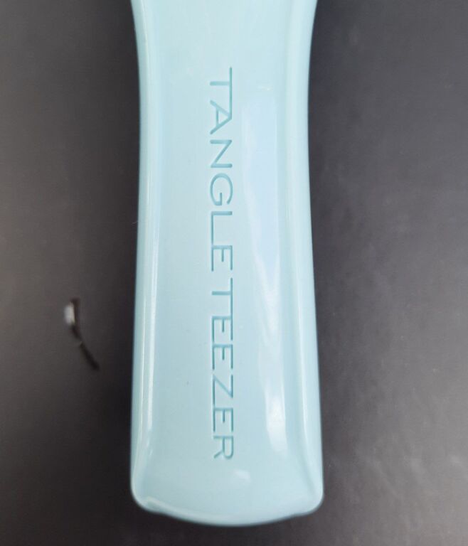 Гребінець від Tangle Teezer.