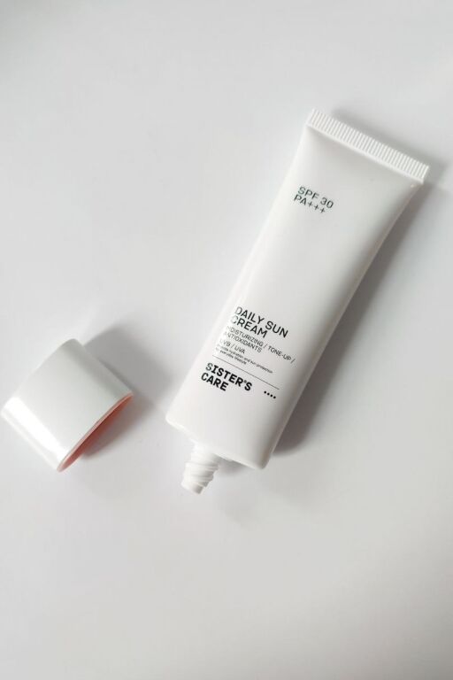 Захистіть свою шкіру з Sister's Aroma Daily Sun Cream SPF 30 PA+++.