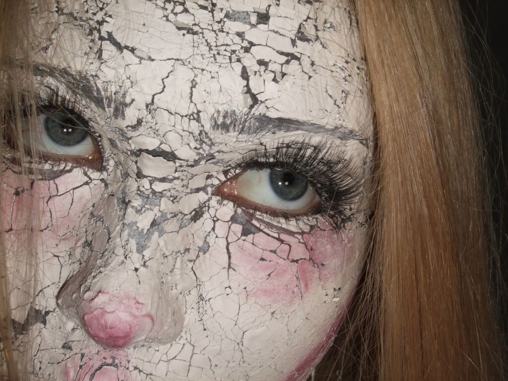 Cracked doll makeup