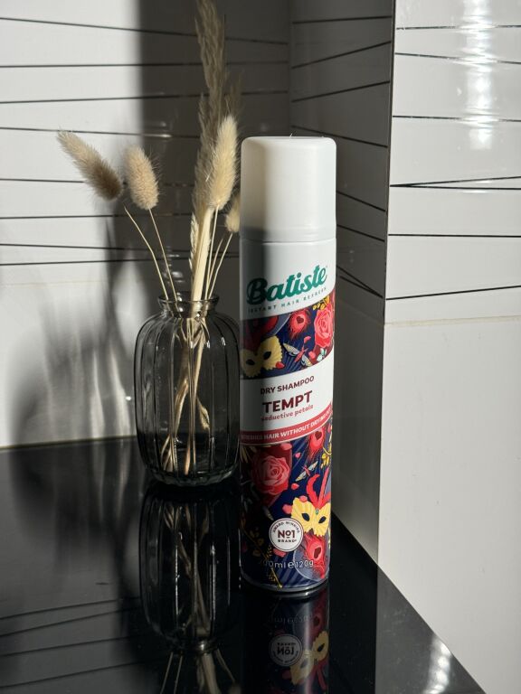 Сухий шампунь для жирного волосся Batiste Tempt Dry Shampoo