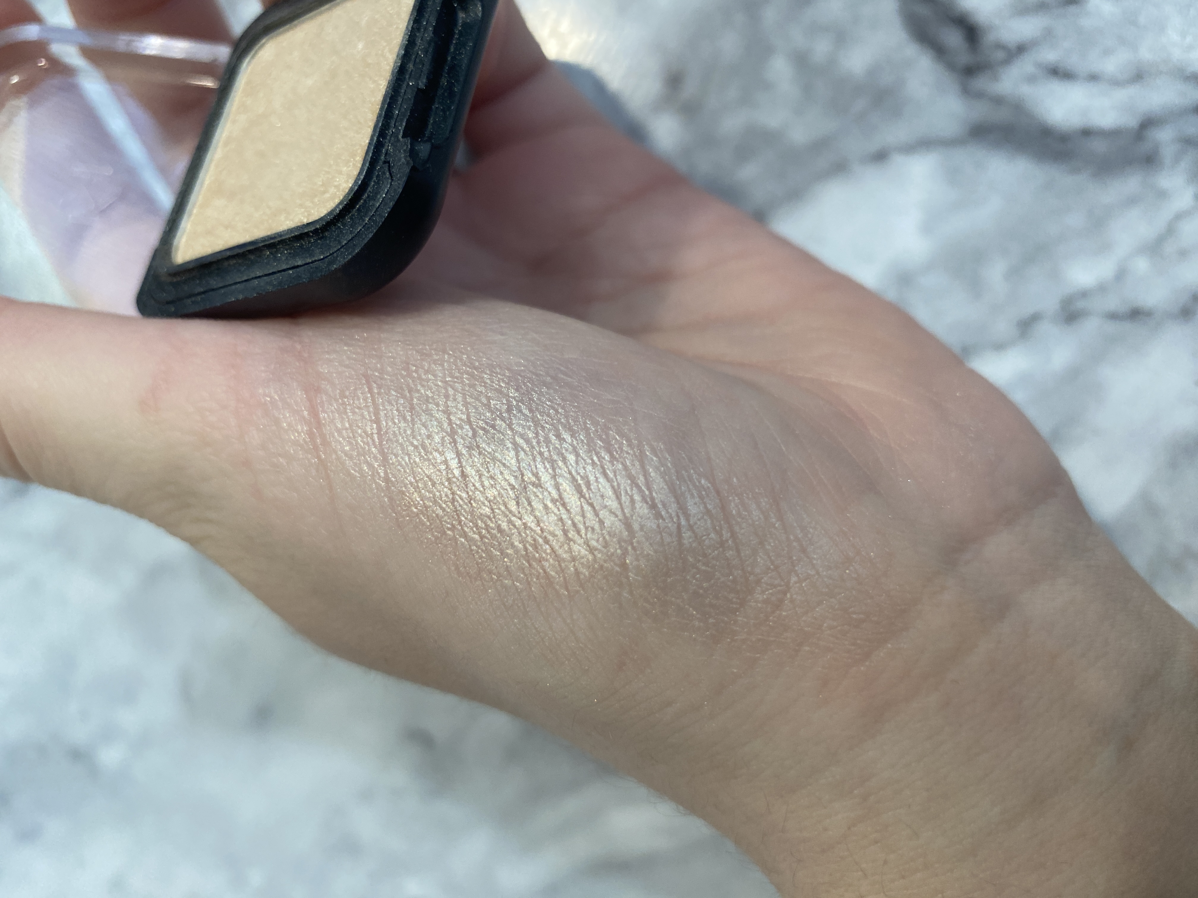 тіні Kiko Smart Colour Eyeshadow: ніжний молочний відтінок — любов з першого погляду!