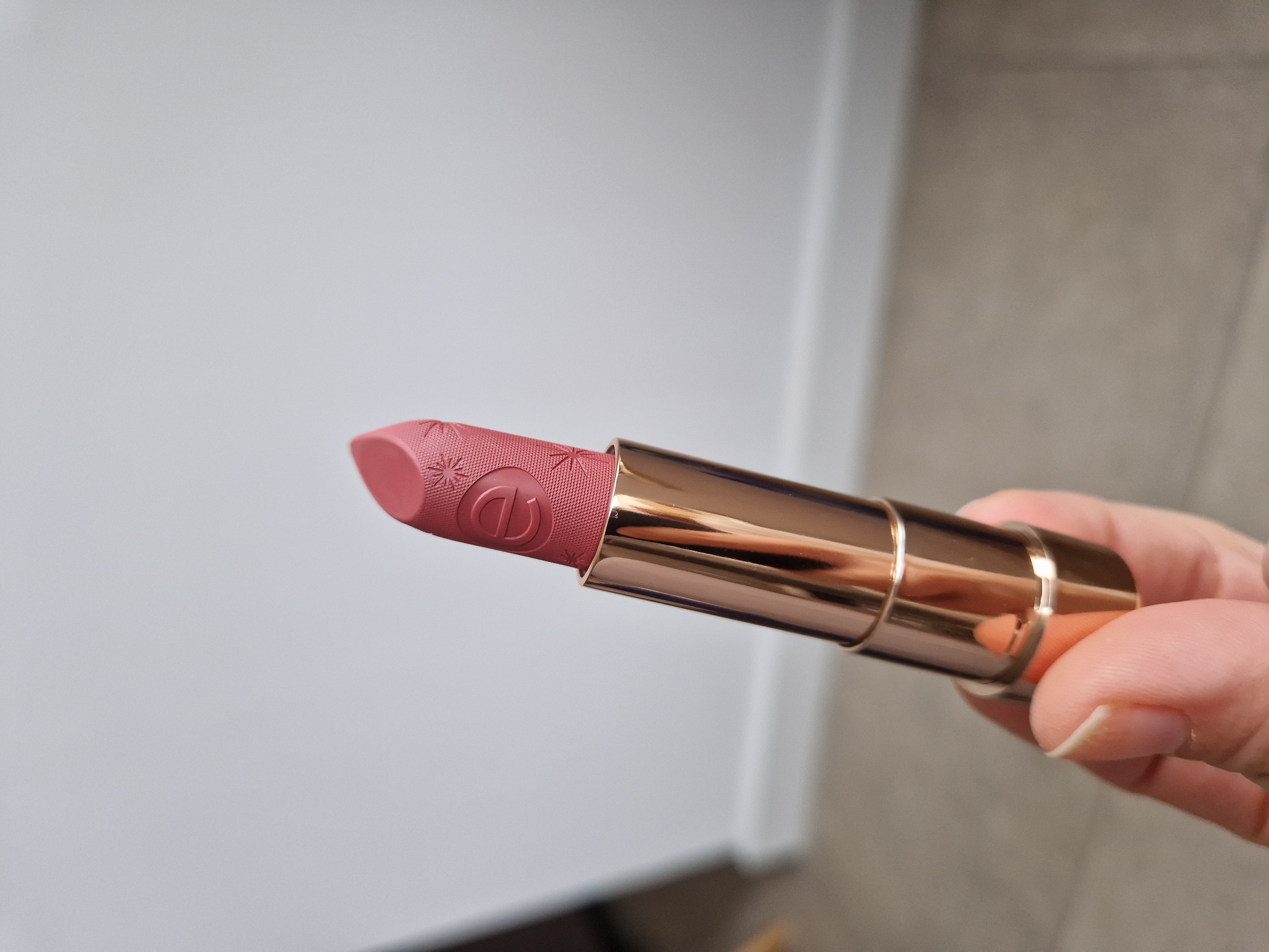 Бюджет чи розкіш: кремові помади Essence Shine Caring vs. Tom Ford Lip Color