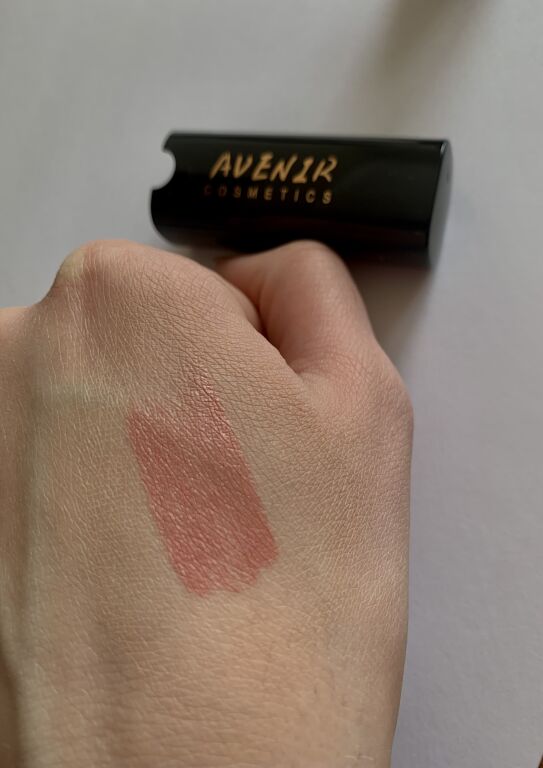 Зволожуюча помада Avenir,з якою «не все так однозначно»💄