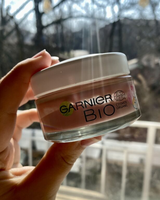 противний жирний рожевий крем, який став базою взимку - Garnier bio ROSY GLOW