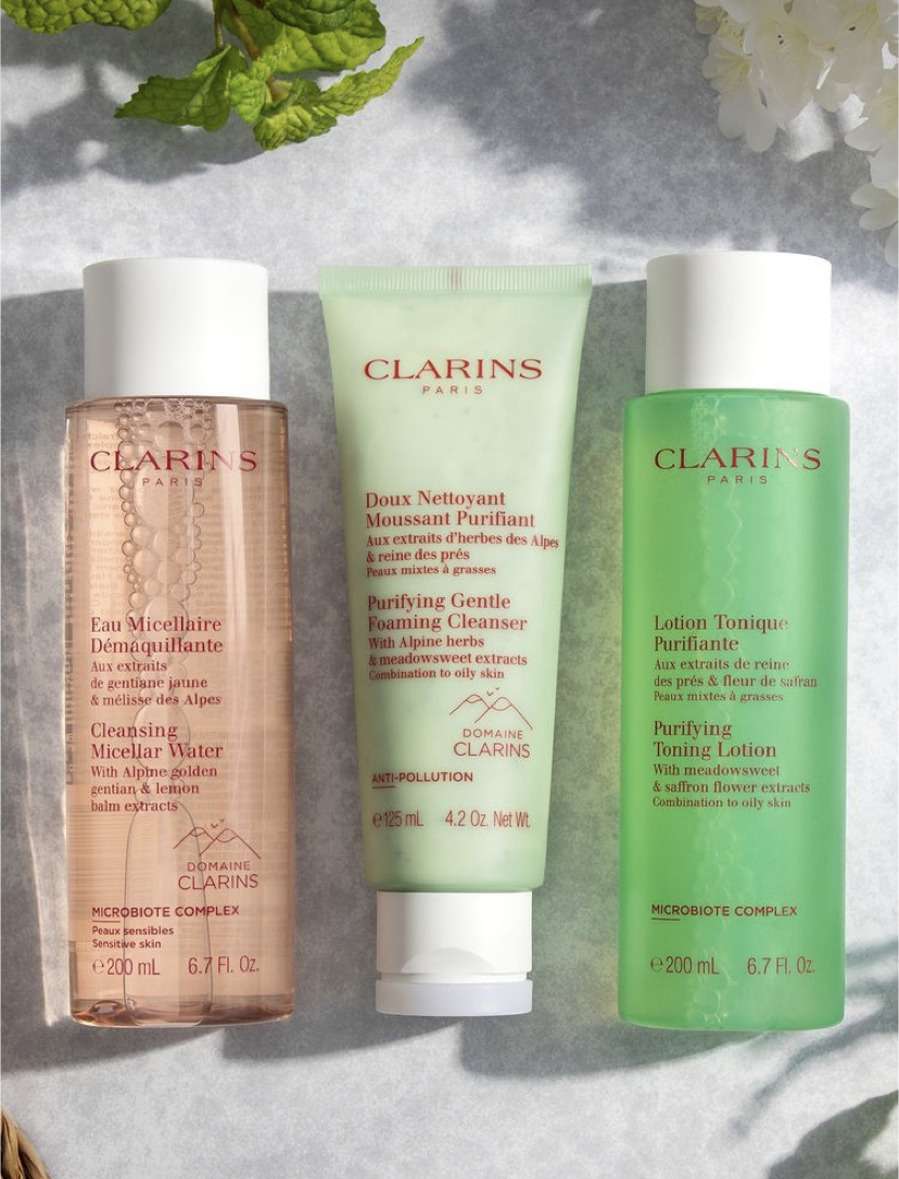 Рік назад познайомилась з доглядовою косметикою Clarins