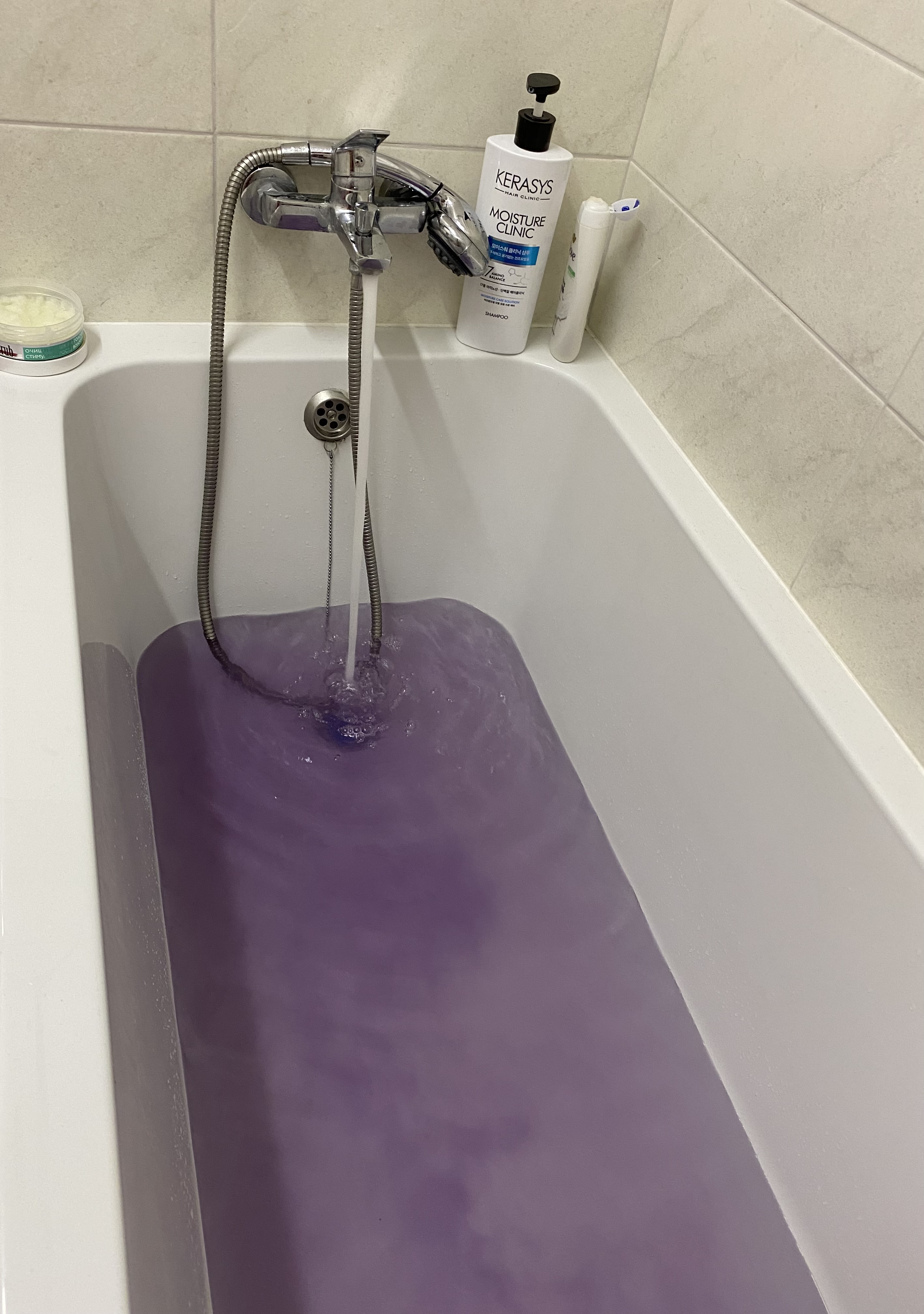 Фіолетовий коктейль для ванни та арктичний дотик для шкіри голови