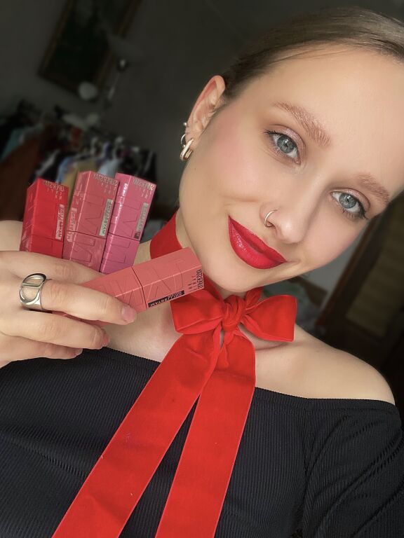 #maybellinenymakeupclub свотчі 4х вінілових помад та 4 різних образи з ними 😍