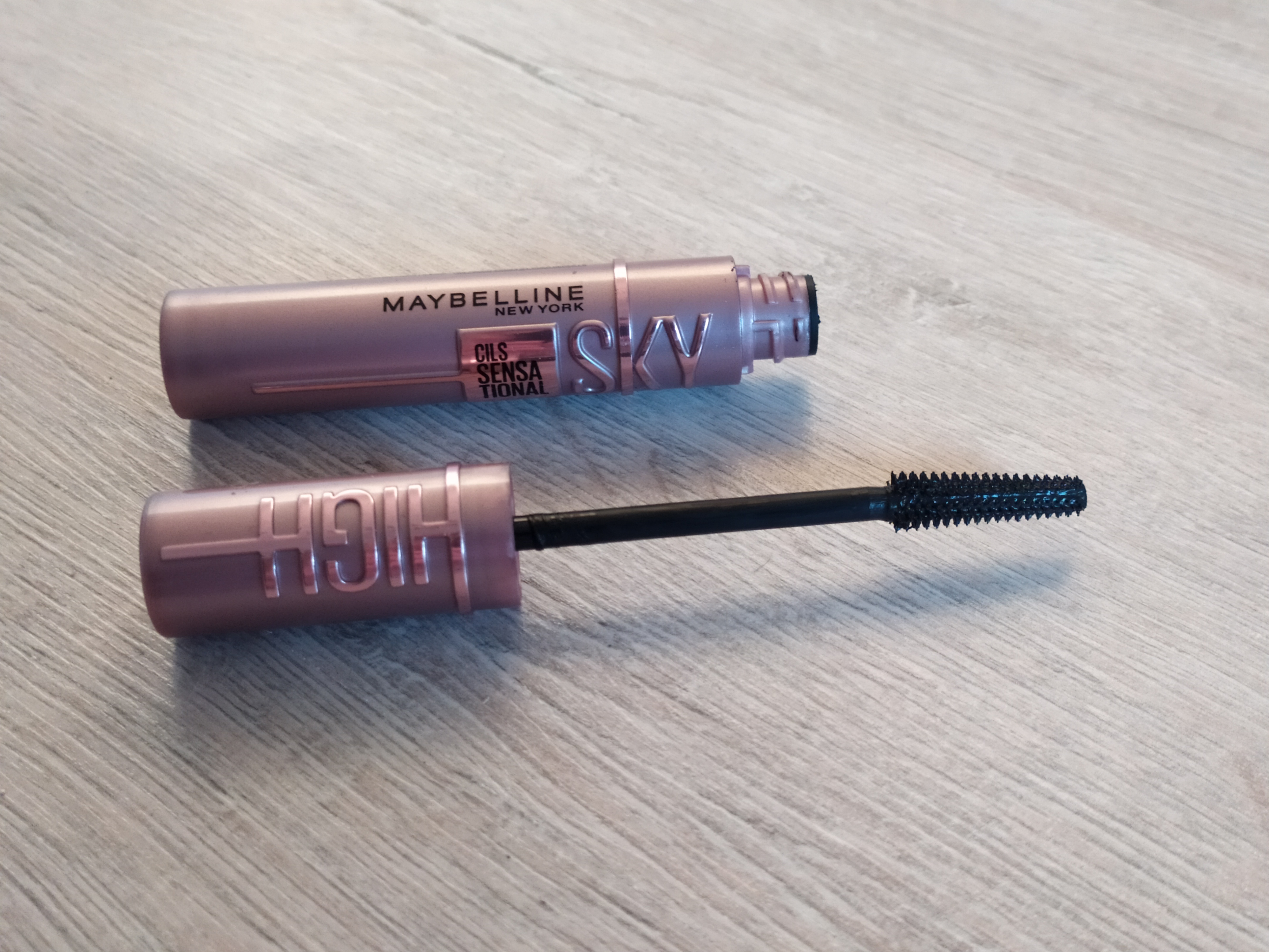 Об'ємні і довгі вії з Lash Sansational Sky high від Maybelline. Шикарний ефект і вражаюча стійкість.