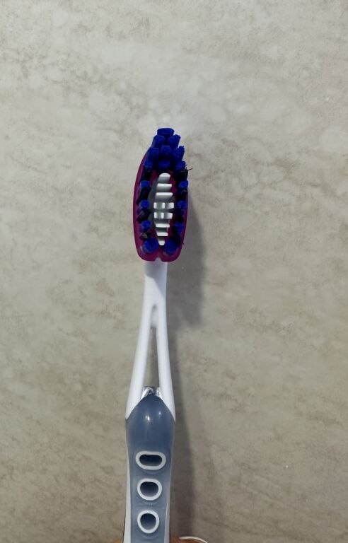 Зубна щітка з незвичайним дизайном