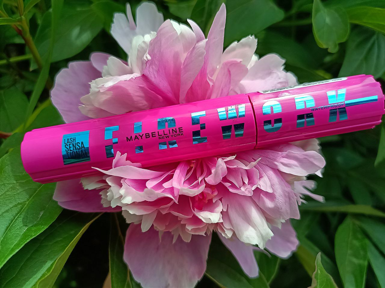 Туші від MAYBELLINE New York: Firework Mascara та Firework Waterproof Mascara.