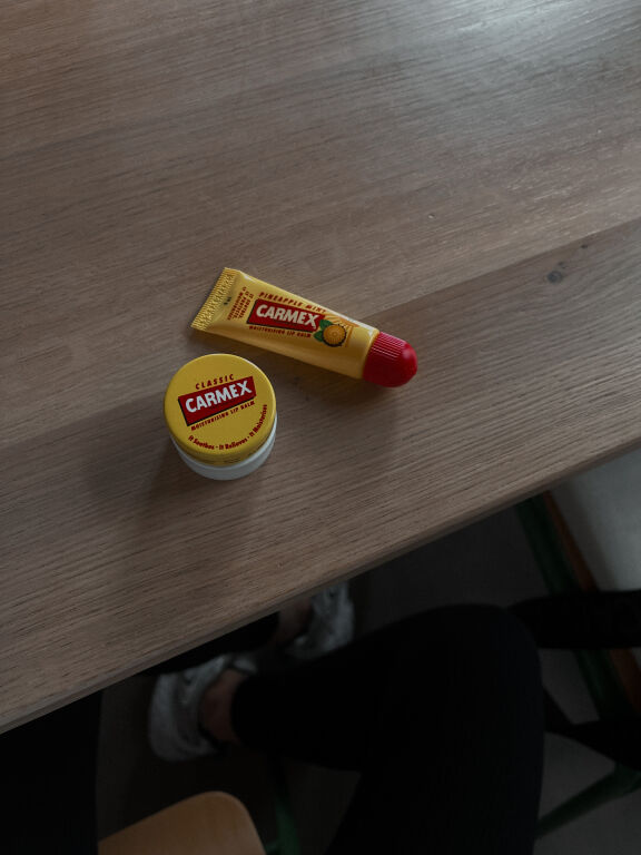 Carmex у баночці та тубі — чи одне і те саме?