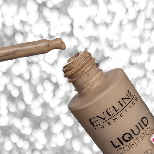 Тональний Eveline Liquid Control HD Mattifying: Секрет оксамитової шкіри