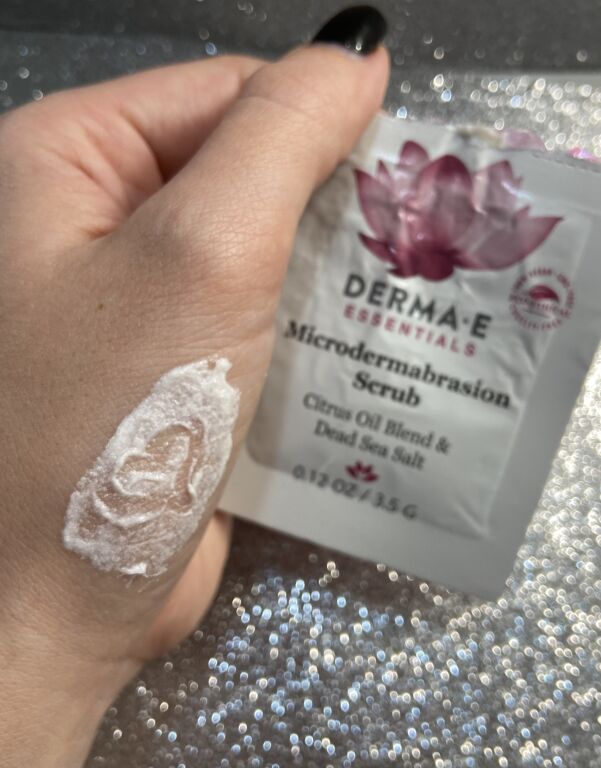 Відлущувальний скраб від Derma-E «Essentials»