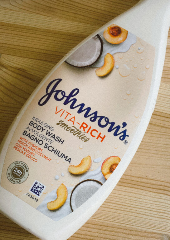 Гель для душу з йогуртом, кокосом і екстрактом персика від Johnson's
