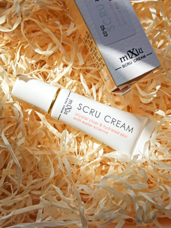 Scru cream від MiXiu : гель-пілінг для губ