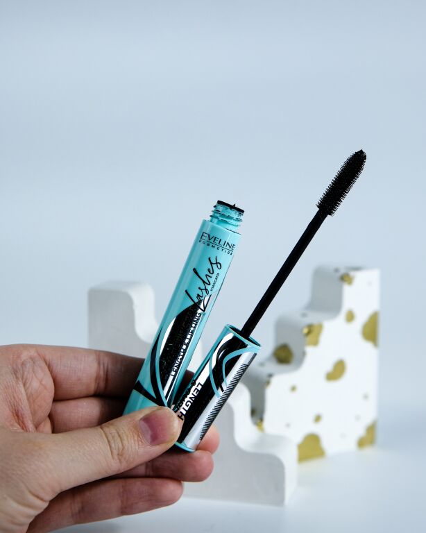 Бюджетна туш для кілометрових вій: Eveline Cosmetics Viva Curled Lashes Mascara Length And Lifting