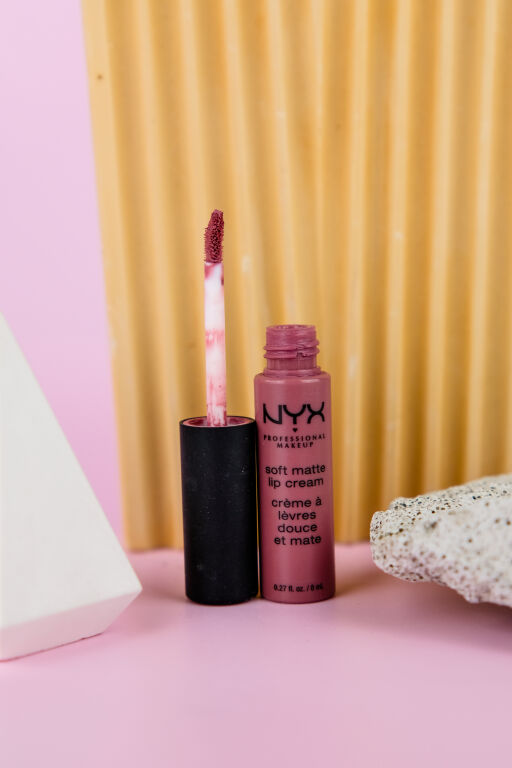 Це була моя перша рідка матова помада: NYX Soft Matte Lip Cream