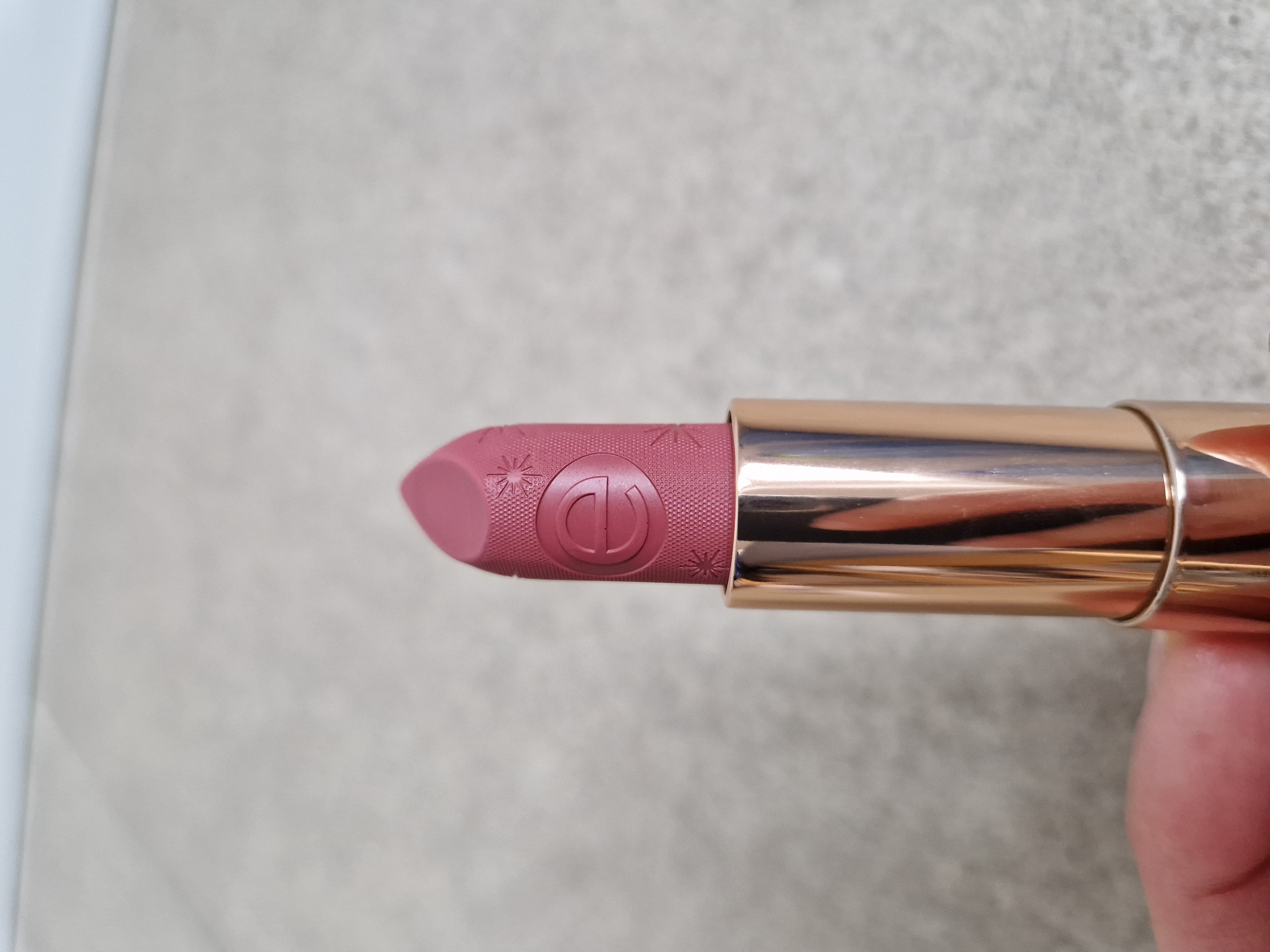 Бюджет чи розкіш: кремові помади Essence Shine Caring vs. Tom Ford Lip Color