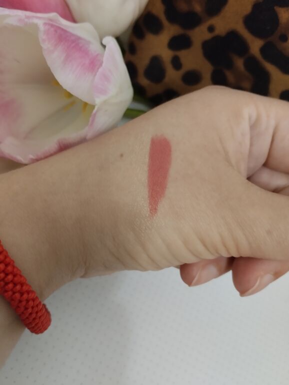 IsaDora Perfect Moisture Lipstick - міддл маркет наближений до люксу