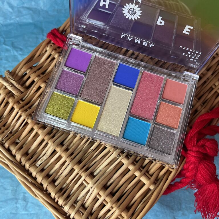 Палітра тіней LAMEL Make Up H🌻PE Eyeshadow Palette