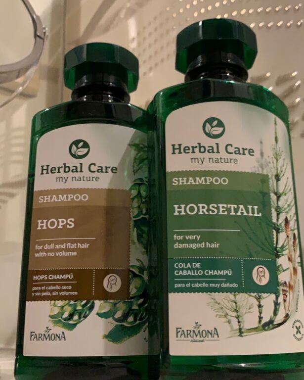 Шампунь від Farmona Herbal: HOPS VOLUME SHAMPOO. 