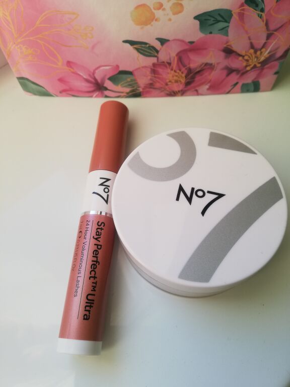 No 7 brown mascara, finishing loose powder