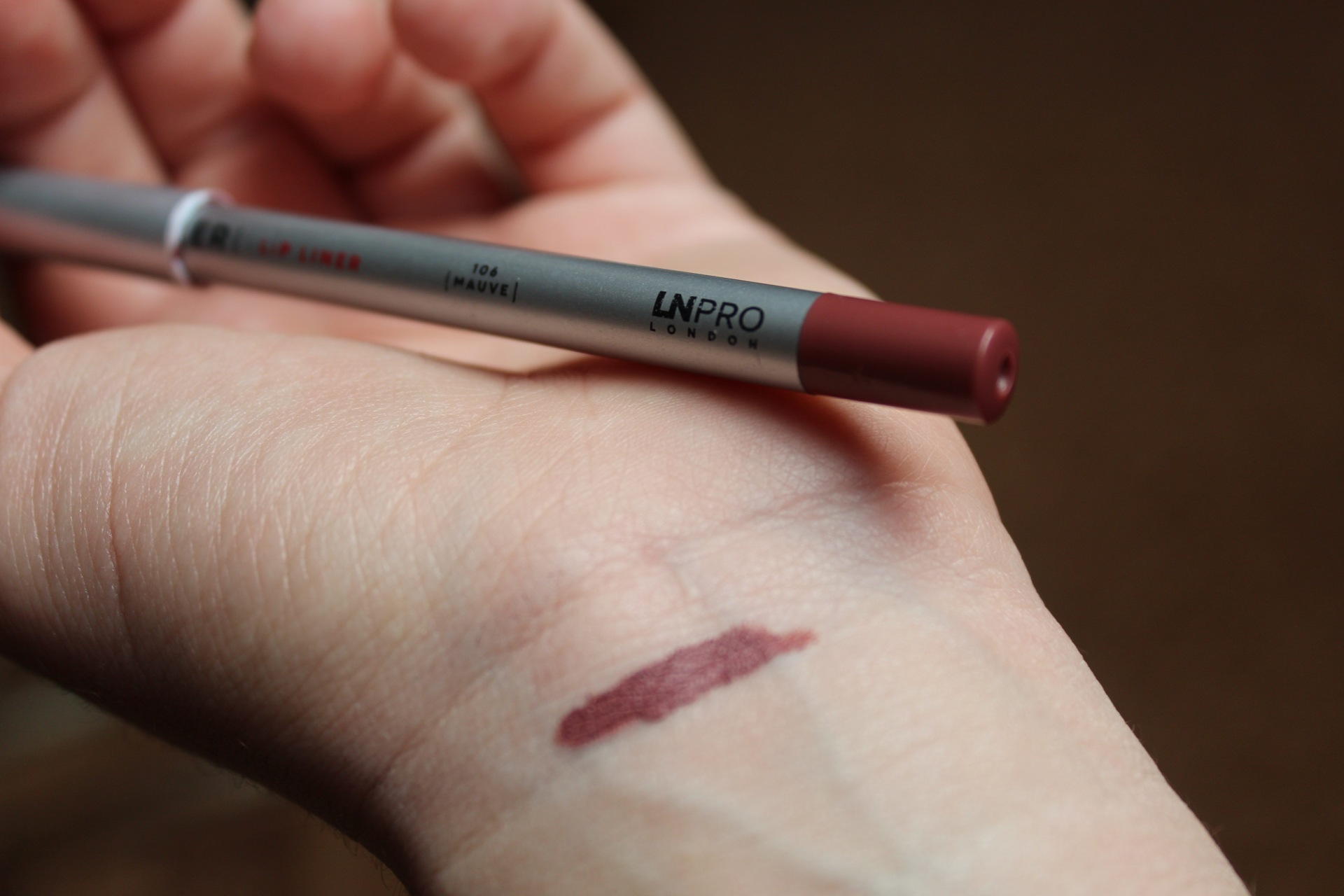 Допис порівняння LN Pro Filler Lip Liner та Eveline Cosmetics Variete Gel Lip Pencil Waterproof