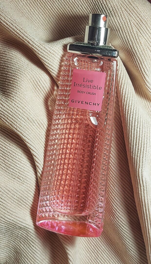 Givenchy Live Irresistible Rosy Crush (квітково-зимовий аромат)