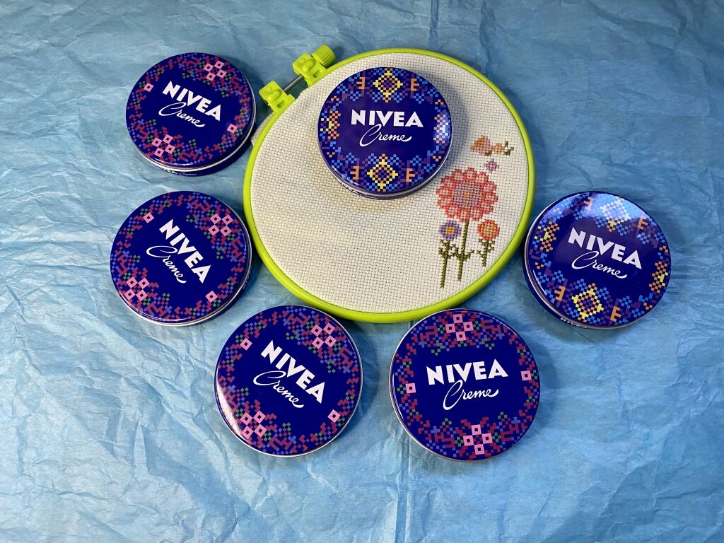 Nivea одягла вишиванку .