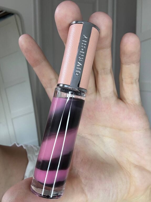 Легке печіння на губах: як працює Givenchy Rose Perfecto Liquid Lip Balm?