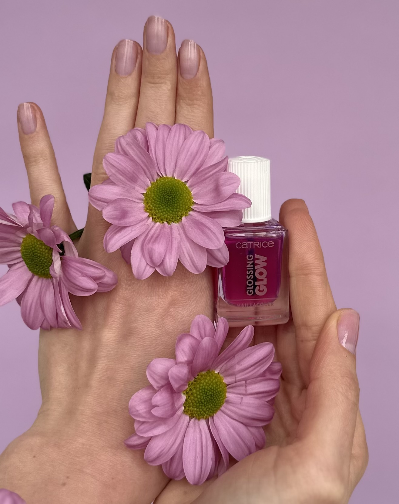 Рум’яна для ваших нігтів — це Glossing Glow Nail Lacquer  від бренду Catrice
