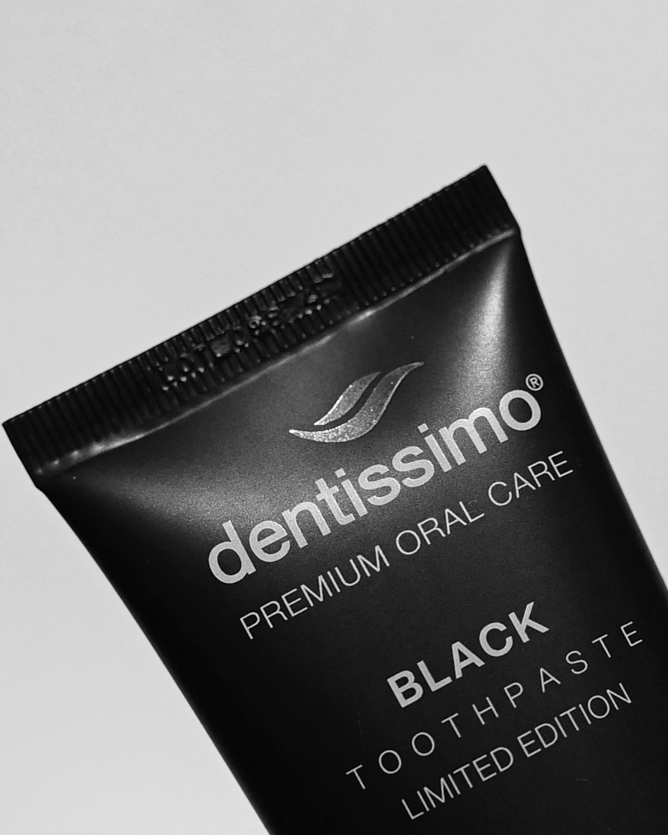 Зубна паста з активованим вугіллям від Dentissimo premium oral care.