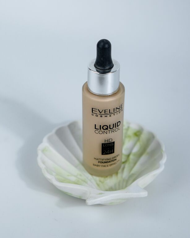 Вже класика: Eveline Liquid Control HD Mattifying Drops Foundation