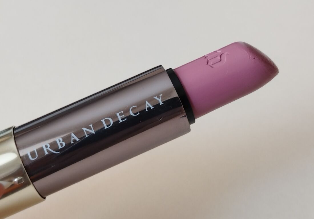 Помада від Urban Decay Vice Lipstick #Violate із лінійки Cream