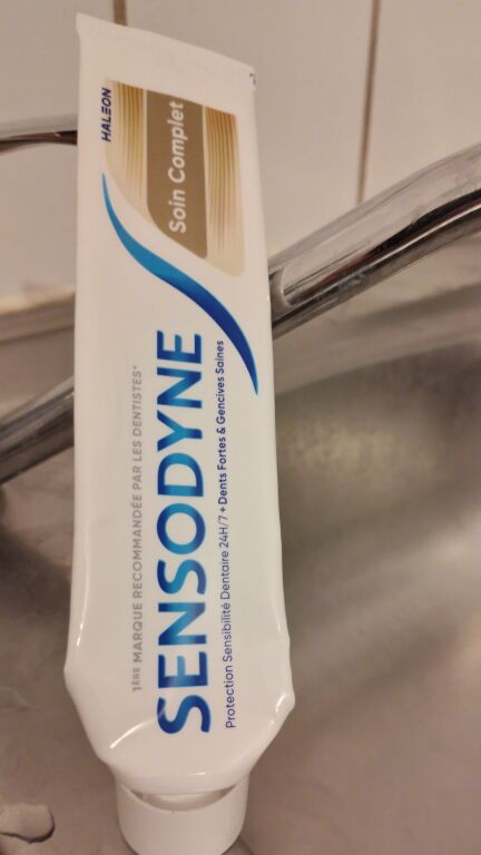 Sensodyne зубна паста.