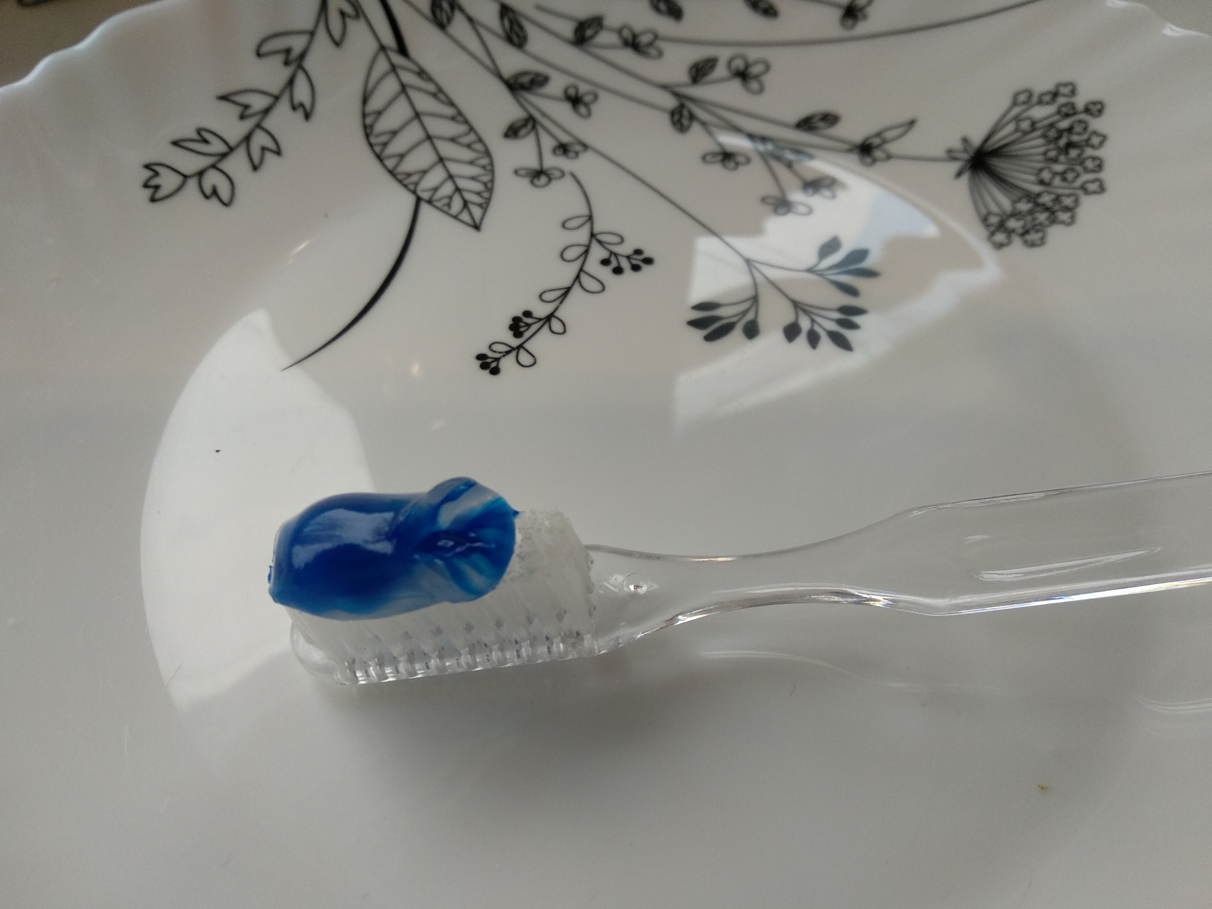 Чи здатні "синьо-сапфірові пігменти" відбілити ваші зубки?