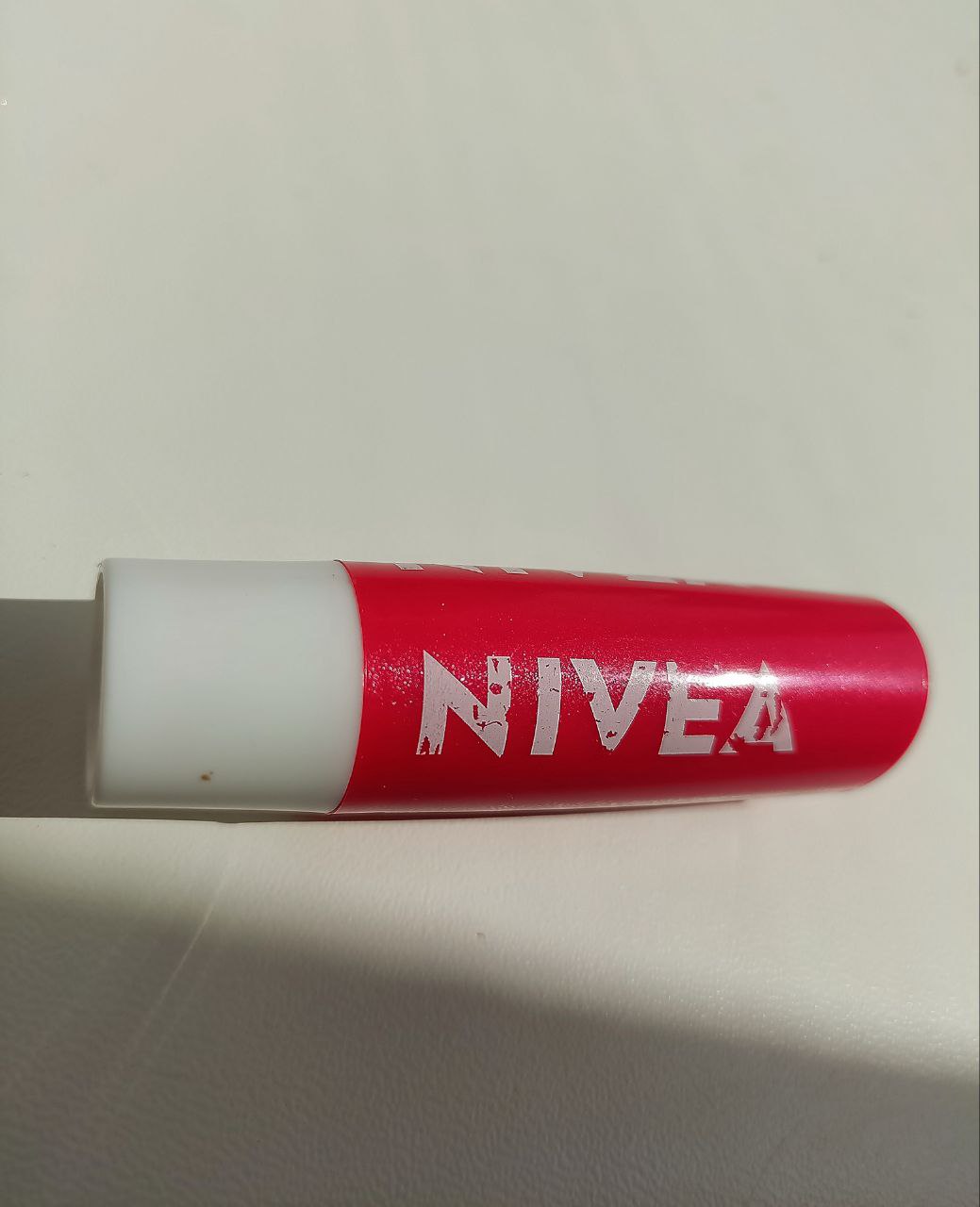 Бальзам-догляд для губ NIVEA Strawberry Shine