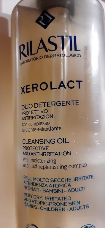 Змиє все. Очищувальна олія для обличчя й тіла Rilastil Xerolact Cleansing Oil
